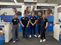 Kolleginnen und Kollegen am Stand des Careerday