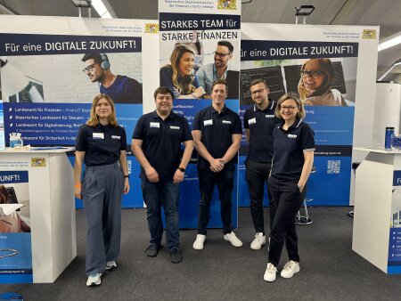Kolleginnne und Kollegen am Stand des Careerday