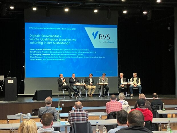 Podiumsdiskussion: von links: Herr Bernd Geisler (Präsident des LSI), Herr Christian Witthauer (Vorstand BVS), Herr Dr. Wolfgang Denkhaus (StMI), Herr Horst Schäfer (Moderator), Herr Oliver Brunner (Referatsleiter beim BayLfD), Herr Sascha Kuhrau (a.s.k Informationssicherheit)