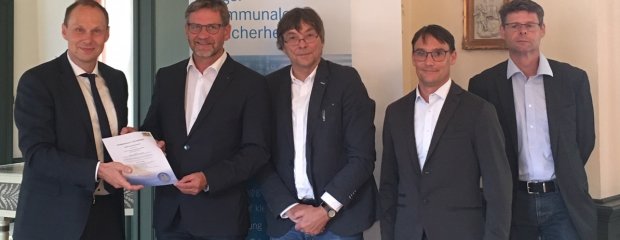 v.l.n.r.: Hr. Kleffel (LSI), Hr. Fitz (1. Bürgermeister Stadt Gunzenhausen), Hr. Schäfer (Leiter Stabsstelle IT Stadt Gunzenhausen), Hr. Pentza (ISB Stadt Gunzenhausen), Hr. Engelhardt (Datenschutzbeauftragter Stadt Gunzenhausen) v.l.n.r.: Hr. Kleffel (LSI), Hr. Fitz (1. Bürgermeister Stadt Gunzenhausen), Hr. Schäfer (Leiter Stabsstelle IT Stadt Gunzenhausen), Hr. Pentza (ISB Stadt Gunzenhausen), Hr. Engelhardt (Datenschutzbeauftragter Stadt Gunzenhausen)