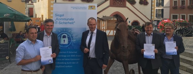v.l.n.r.: Hr. Golz (Informationssicherheitsbeauftragter VG Volkach), Hr. Kornell (1. Bürgermeister Stadt Volkach), Hr. Kleffel (LSI), Hr. Henke (1. Bürgermeister Gemeinde Sommerach), Hr. Braun (1. Bürgermeister Gemeinde Nordheim a.Main) v.l.n.r.: Hr. Golz (Informationssicherheitsbeauftragter VG Volkach), Hr. Kornell (1. Bürgermeister Stadt Volkach), Hr. Kleffel (LSI), Hr. Henke (1. Bürgermeister Gemeinde Sommerach), Hr. Braun (1. Bürgermeister Gemeinde Nordheim a.Main)
