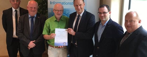 Übergabe des Siegels durch Hr. Kleffel (LSI, 3.v.r.) an Hr. Rast (1. Bürgermeister Markt Igensdorf, 4.v.r.) Übergabe des Siegels durch Hr. Kleffel (LSI, 3.v.r.) an Hr. Rast (1. Bürgermeister Markt Igensdorf, 4.v.r.)