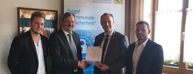 v.l.n.r.: Hr. Pauli (Informationssicherheitsbeauftragter Gemeinnde Hohenau), Hr. Schmid (1. Bürgermeister Gemeinde Hohenau), Hr. Kleffel (LSI), Hr. Seidl (Geschäftsleiter Gemeinde Hohenau) v.l.n.r.: Hr. Pauli (Informationssicherheitsbeauftragter Gemeinnde Hohenau), Hr. Schmid (1. Bürgermeister Gemeinde Hohenau), Hr. Kleffel (LSI), Hr. Seidl (Geschäftsleiter Gemeinde Hohenau)